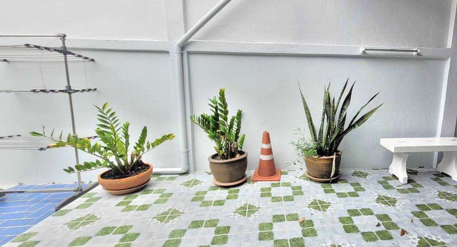 For rent 4 bedrooms townhouse in Khlong Toei, Bangkok