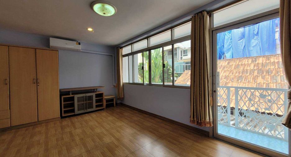 For rent 4 ベッドルーム townhouse in Khlong Toei, Bangkok