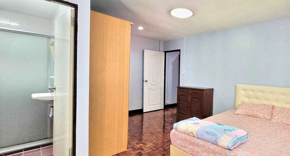 For rent 4 bedrooms townhouse in Khlong Toei, Bangkok