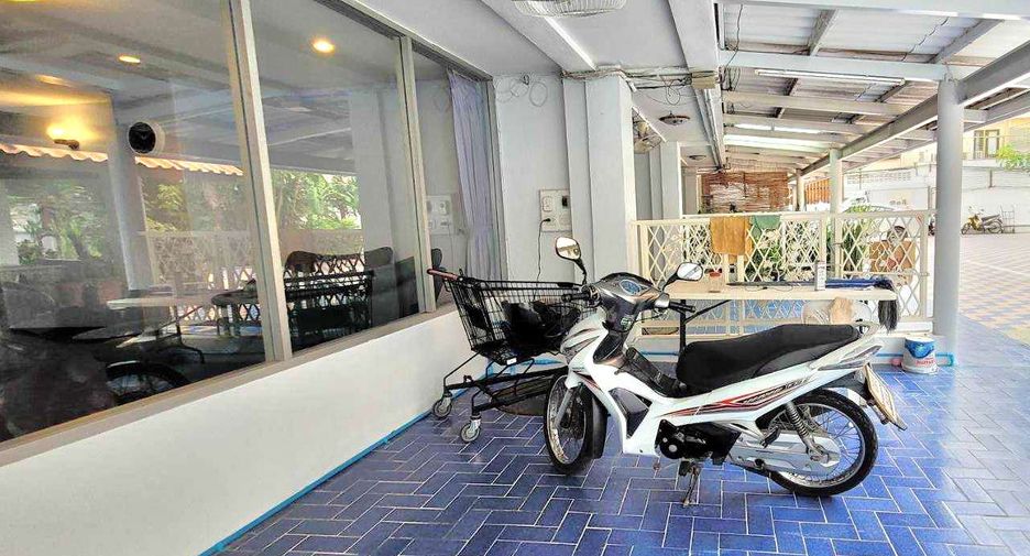 For rent 4 bedrooms townhouse in Khlong Toei, Bangkok
