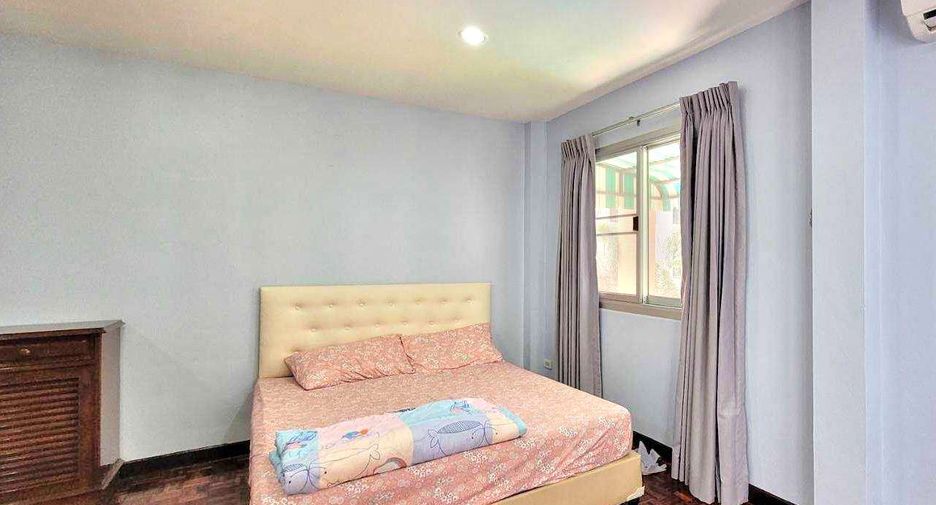 For rent 4 bedrooms townhouse in Khlong Toei, Bangkok