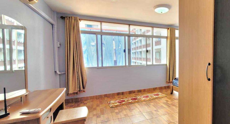 For rent 4 bedrooms townhouse in Khlong Toei, Bangkok