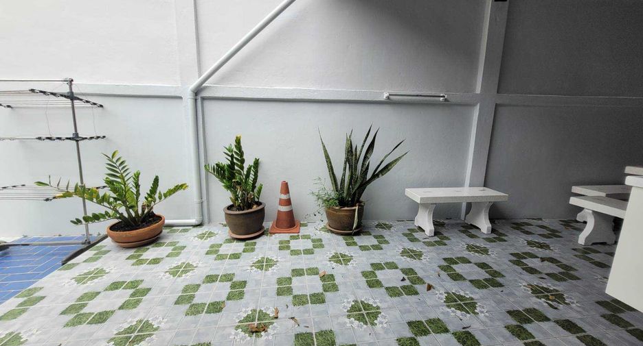 For rent 4 ベッドルーム townhouse in Khlong Toei, Bangkok