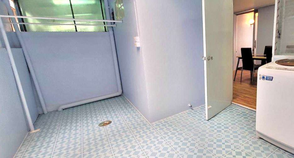 For rent 4 bedrooms townhouse in Khlong Toei, Bangkok