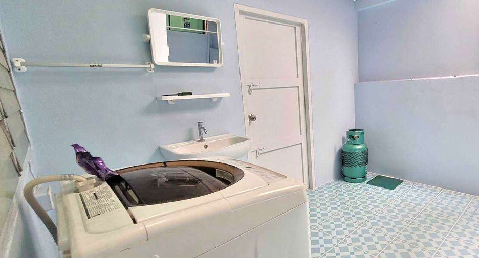 For rent 4 bedrooms townhouse in Khlong Toei, Bangkok