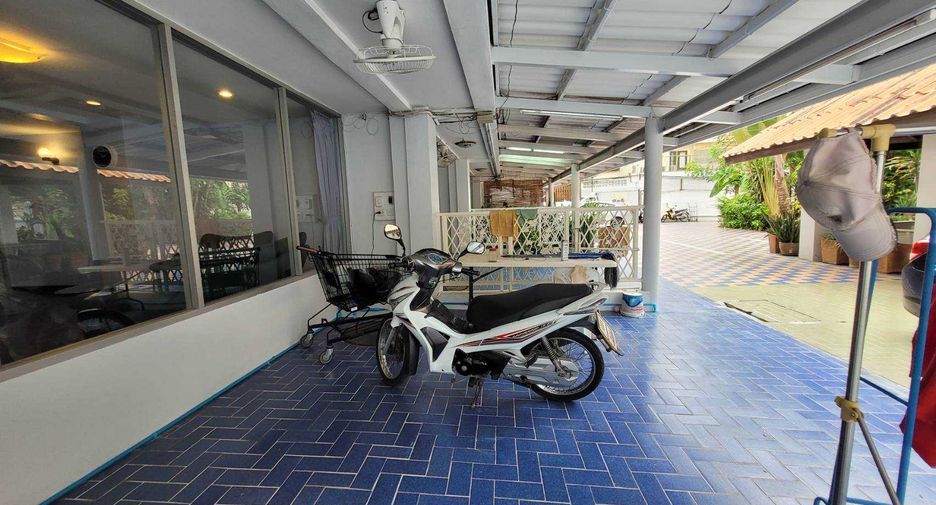 For rent 4 ベッドルーム townhouse in Khlong Toei, Bangkok