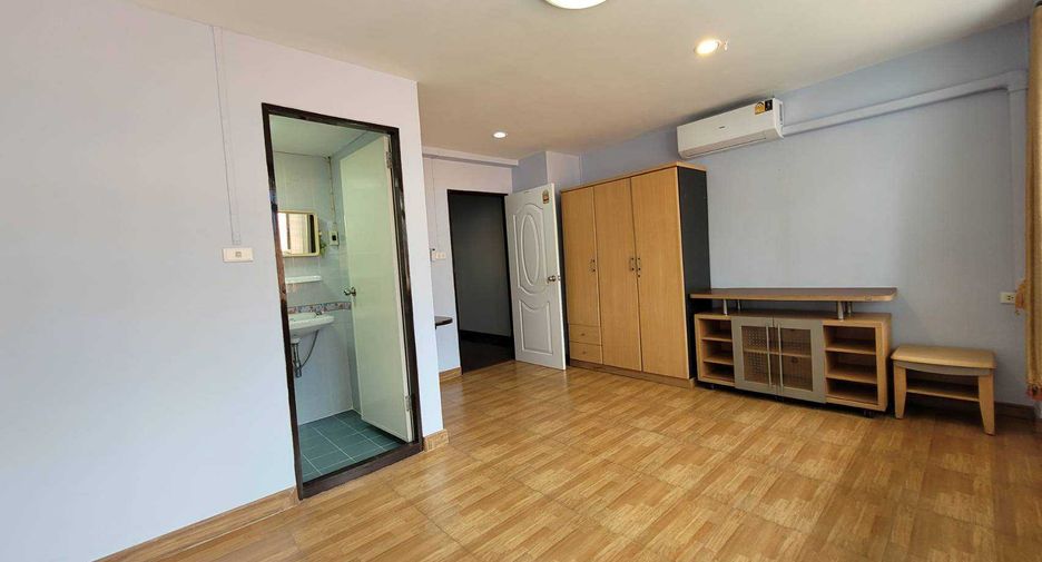 For rent 4 ベッドルーム townhouse in Khlong Toei, Bangkok