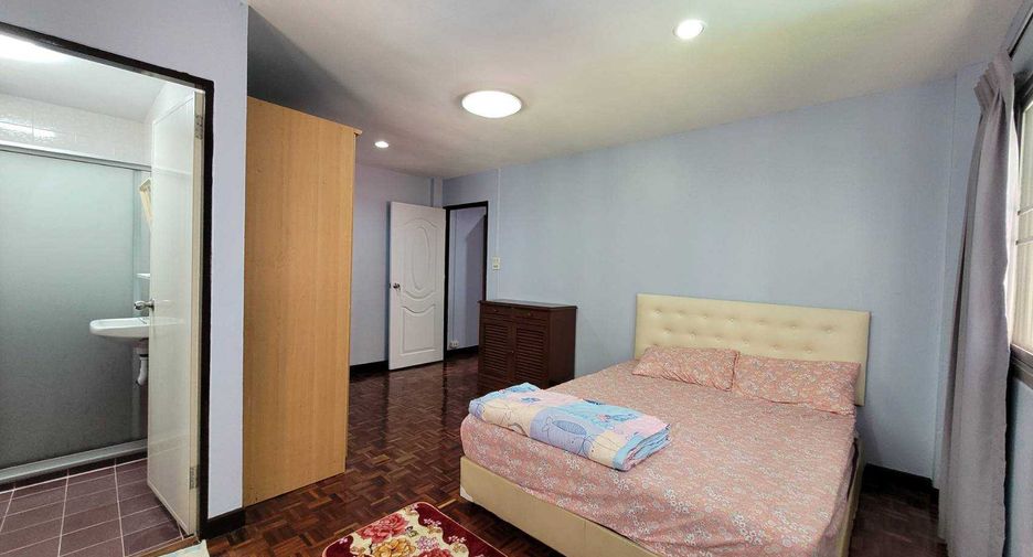 For rent 4 ベッドルーム townhouse in Khlong Toei, Bangkok