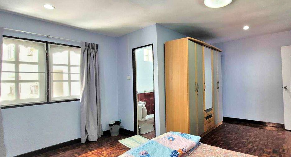 For rent 4 bedrooms townhouse in Khlong Toei, Bangkok