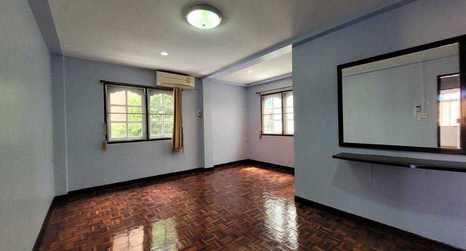 For rent 4 ベッドルーム townhouse in Khlong Toei, Bangkok