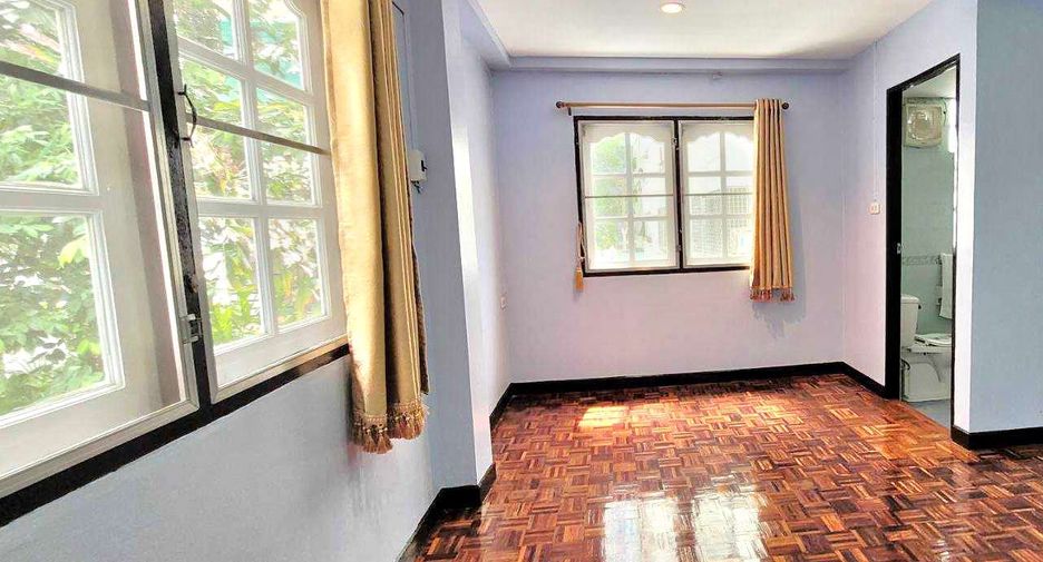 For rent 4 bedrooms townhouse in Khlong Toei, Bangkok