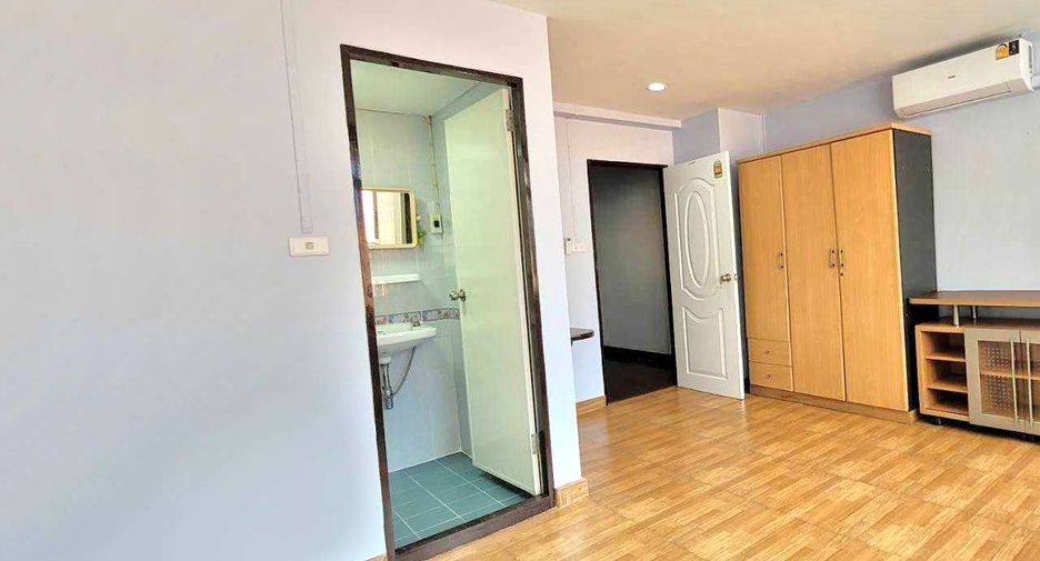 For rent 4 bedrooms townhouse in Khlong Toei, Bangkok
