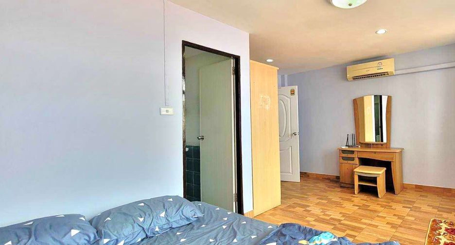 For rent 4 bedrooms townhouse in Khlong Toei, Bangkok