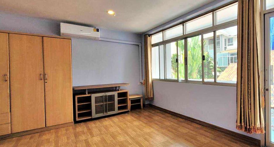 For rent 4 bedrooms townhouse in Khlong Toei, Bangkok