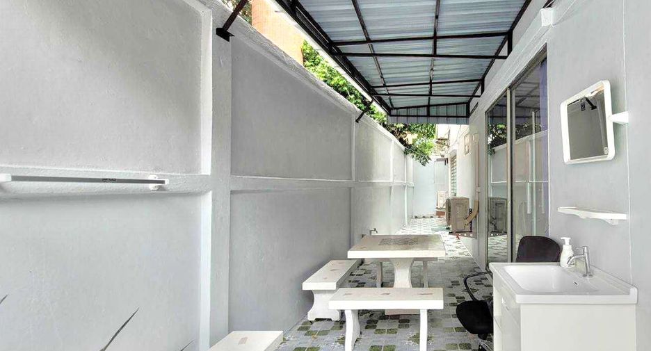 For rent 4 bedrooms townhouse in Khlong Toei, Bangkok