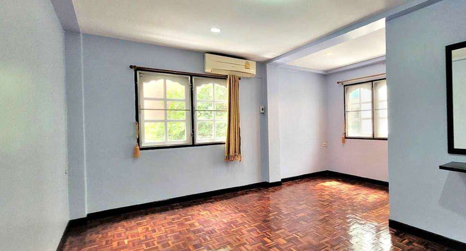 For rent 4 bedrooms townhouse in Khlong Toei, Bangkok