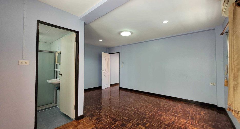 For rent 4 ベッドルーム townhouse in Khlong Toei, Bangkok