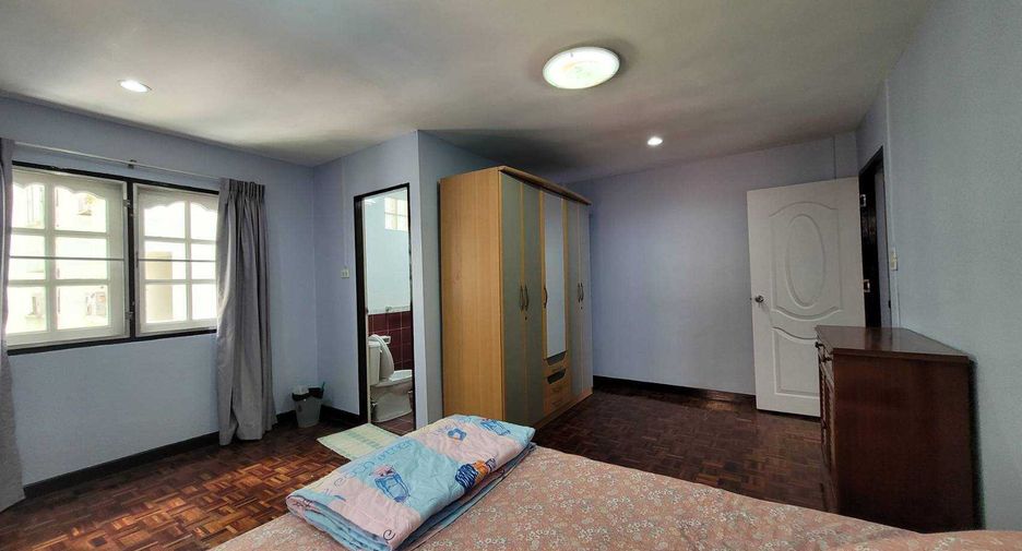 For rent 4 ベッドルーム townhouse in Khlong Toei, Bangkok