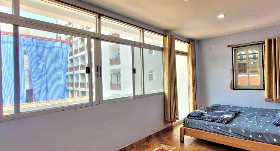 For rent 4 bedrooms townhouse in Khlong Toei, Bangkok