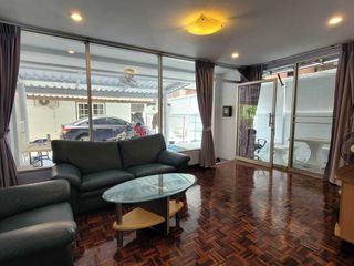 For rent 4 bedrooms townhouse in Khlong Toei, Bangkok