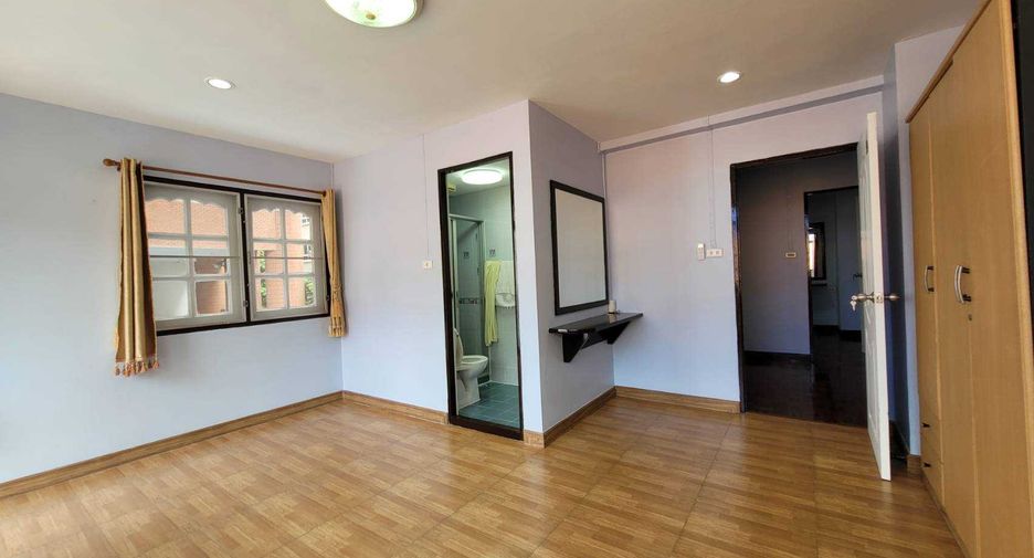 For rent 4 ベッドルーム townhouse in Khlong Toei, Bangkok