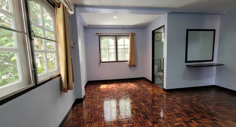 For rent 4 ベッドルーム townhouse in Khlong Toei, Bangkok