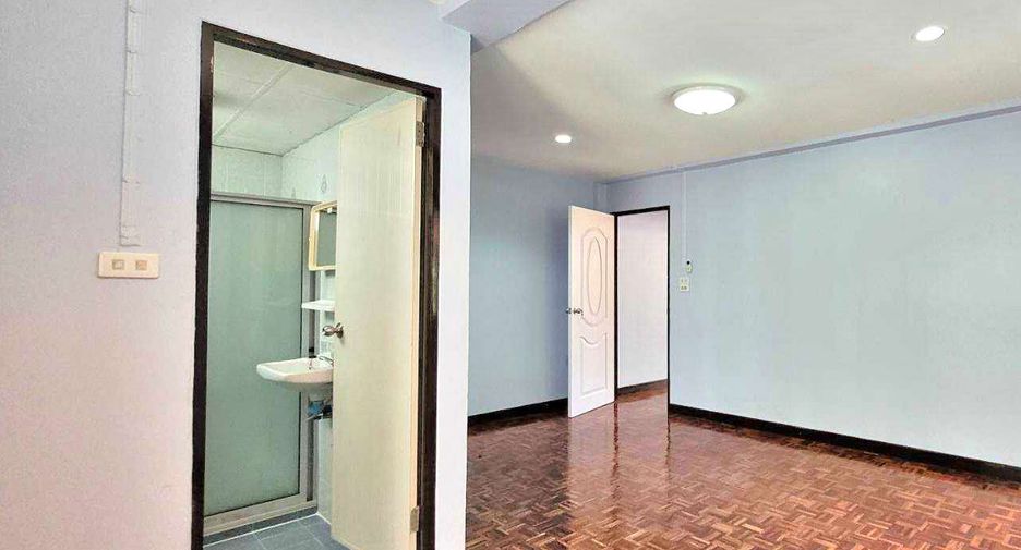 For rent 4 bedrooms townhouse in Khlong Toei, Bangkok