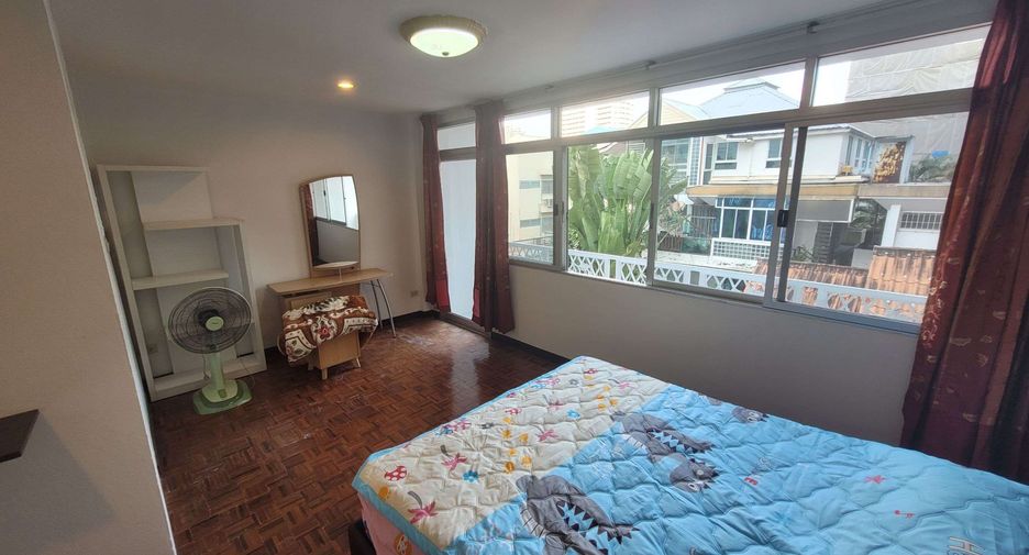 For rent 4 bedrooms townhouse in Khlong Toei, Bangkok