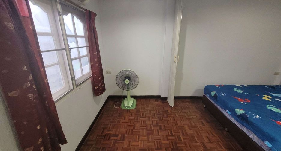 For rent 4 bedrooms townhouse in Khlong Toei, Bangkok