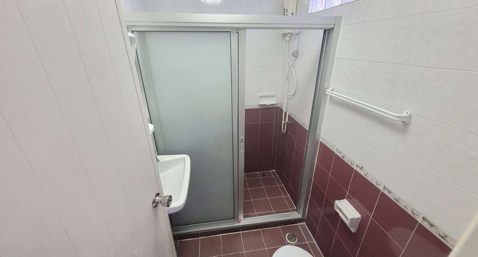 For rent 4 bedrooms townhouse in Khlong Toei, Bangkok