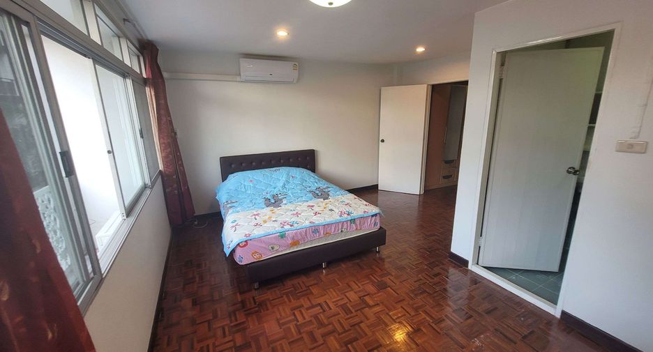 For rent 4 bedrooms townhouse in Khlong Toei, Bangkok