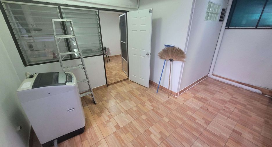 For rent 4 bedrooms townhouse in Khlong Toei, Bangkok