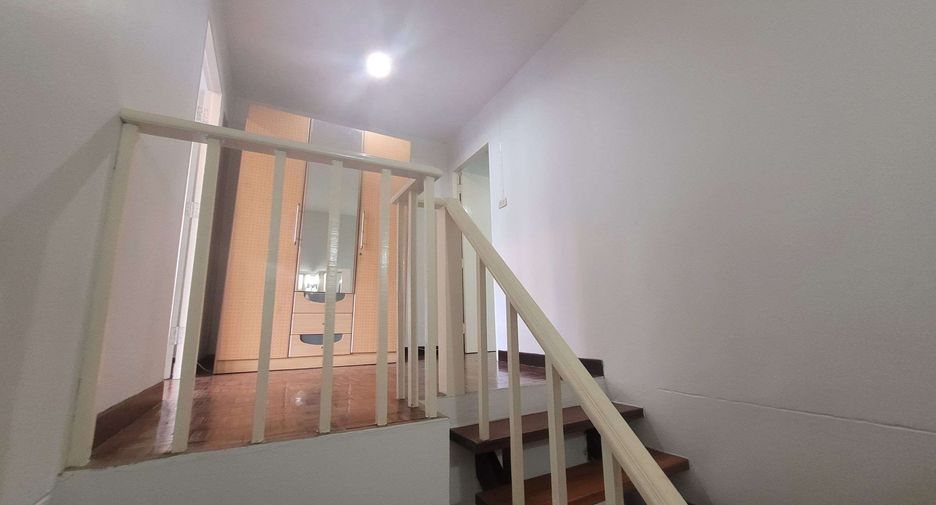 For rent 4 bedrooms townhouse in Khlong Toei, Bangkok