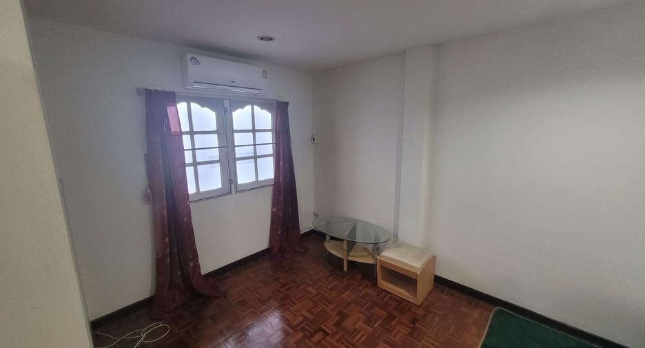 For rent 4 bedrooms townhouse in Khlong Toei, Bangkok