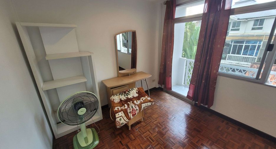 For rent 4 bedrooms townhouse in Khlong Toei, Bangkok