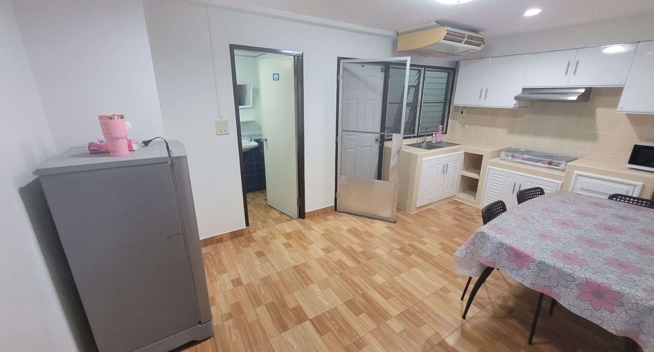 For rent 4 bedrooms townhouse in Khlong Toei, Bangkok
