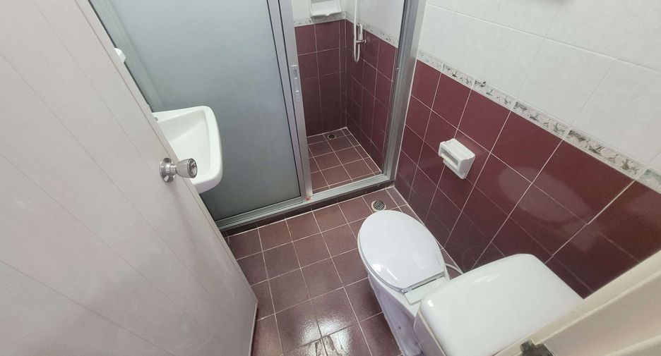 For rent 4 bedrooms townhouse in Khlong Toei, Bangkok