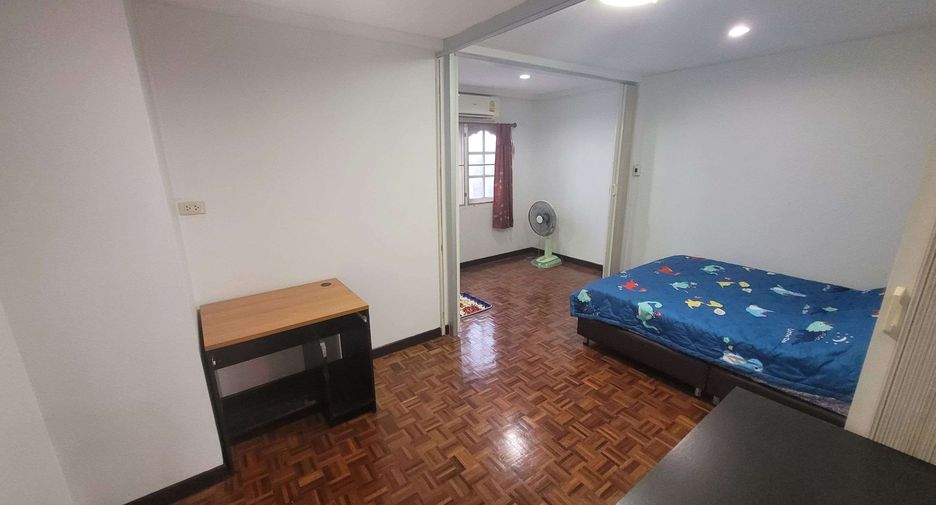 For rent 4 bedrooms townhouse in Khlong Toei, Bangkok
