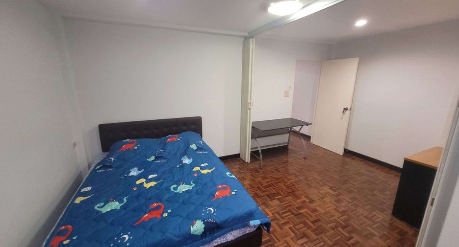 For rent 4 bedrooms townhouse in Khlong Toei, Bangkok