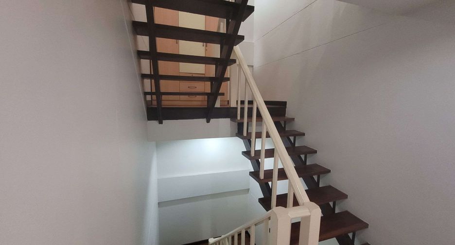 For rent 4 bedrooms townhouse in Khlong Toei, Bangkok