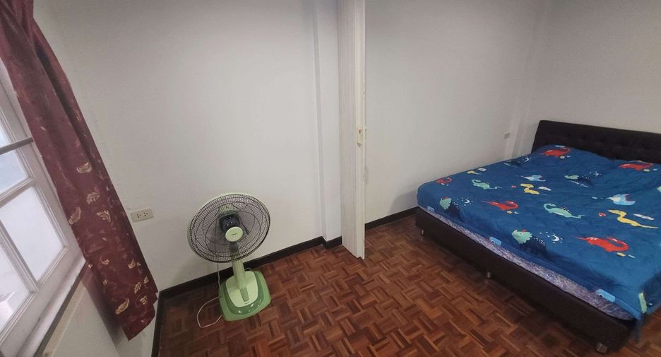 For rent 4 bedrooms townhouse in Khlong Toei, Bangkok