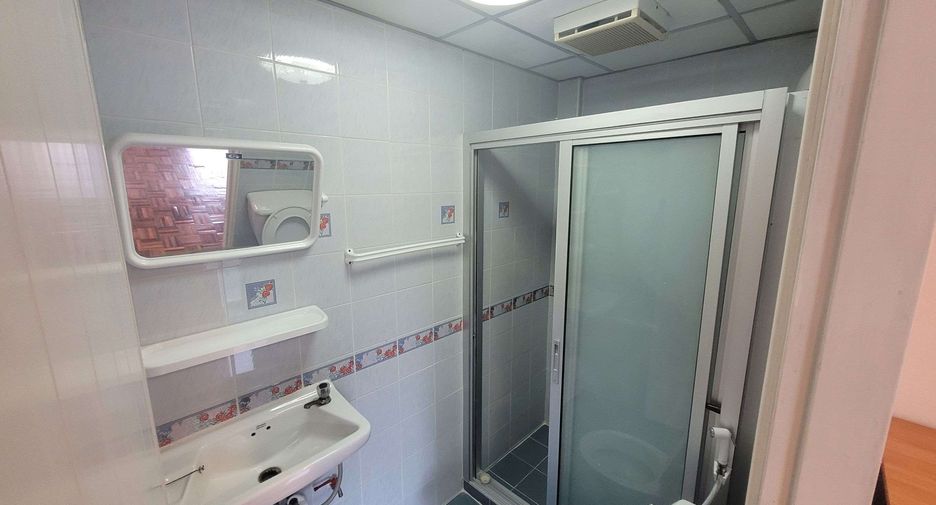 For rent 4 bedrooms townhouse in Khlong Toei, Bangkok