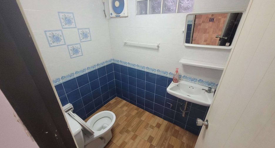 For rent 4 bedrooms townhouse in Khlong Toei, Bangkok