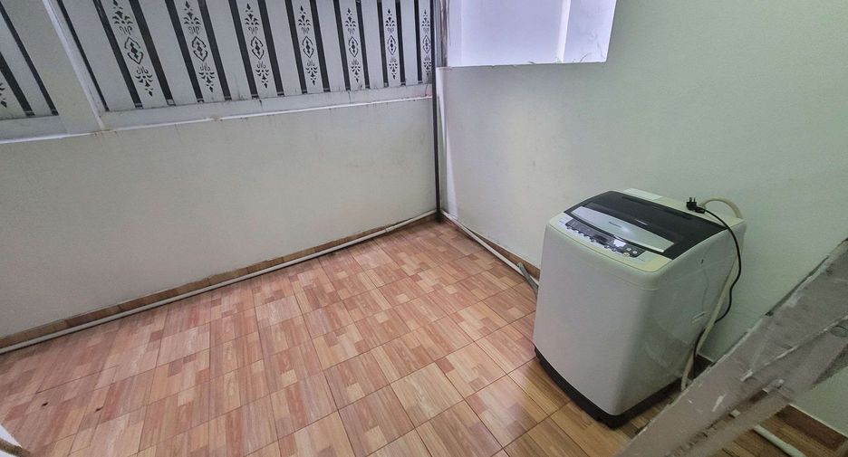 For rent 4 bedrooms townhouse in Khlong Toei, Bangkok