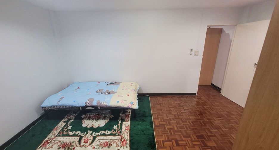 For rent 4 bedrooms townhouse in Khlong Toei, Bangkok