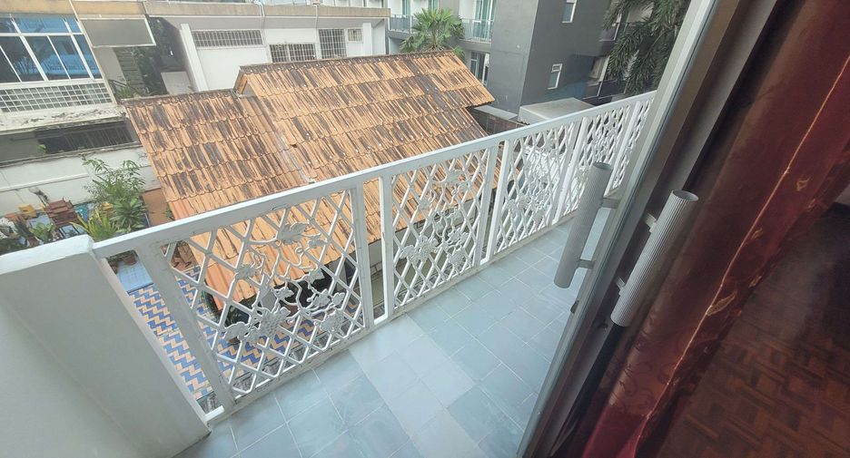 For rent 4 bedrooms townhouse in Khlong Toei, Bangkok