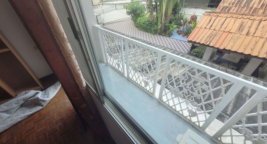For rent 4 bedrooms townhouse in Khlong Toei, Bangkok