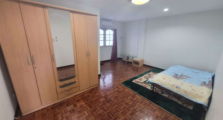 For rent 4 bedrooms townhouse in Khlong Toei, Bangkok