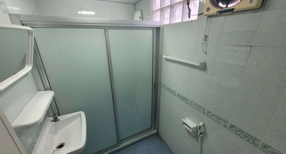 For rent 4 bedrooms townhouse in Khlong Toei, Bangkok