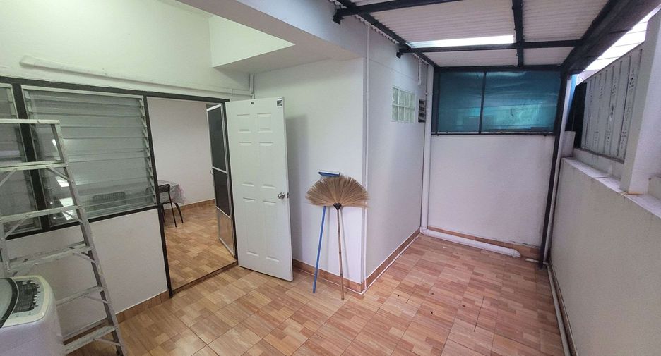 For rent 4 bedrooms townhouse in Khlong Toei, Bangkok